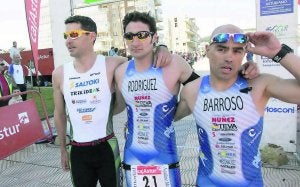Emilio, Rodrigo y Barroso, en la línea de meta. :: SERGIO LÓPEZ/