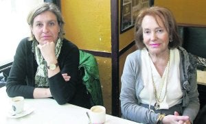 Ana Pujades y su madre Mari Luz Fernández están reconstruyendo la vida de Frank en un libro. :: PALOMA UCHA/
