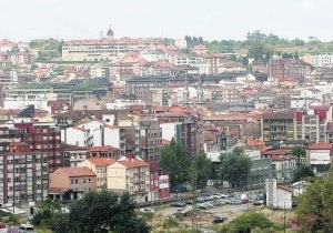 Edificios del casco urbano de Avilés, con las calles de El Muelle y Llano Ponte en primer término. :: MARIETA/