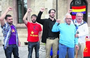 Matarranz cantó La Internacional acompañado por varios dirigentes del Partido Comunista. ::
S. SAN MARTÍN/