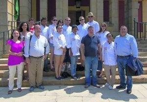El alcalde y el concejal de Festejos con los jóvenes chefs. ::
E. C./
