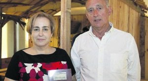 Rosa Aza y José Ramón García, autor del libro. ::
JOAQUÍN BILBAO/
