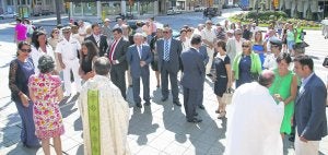 Los representantes municipales esperan frente a la iglesia de Begoña al inicio de la ceremonia, acompañados de los carmelitas que oficiaron la ceremonia. :: J. BILBAO/