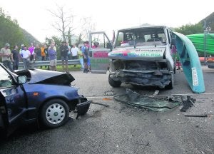 Cinco heridos en un choque frontal entre un turismo y una furgoneta en Llovio
