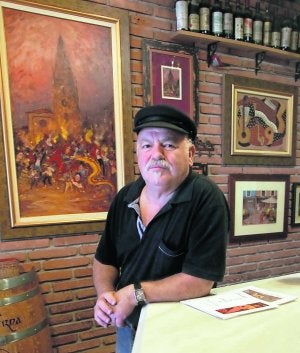 Díaz de Orosia en La Moderna, con sus pinturas detrás. :: MARIO ROJAS/