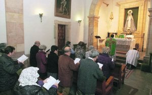 El padre José Miguel Marqués vuelto hacia el altar, durante la misa oficiada ayer. :: CITOULA/