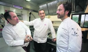 José Antonio Campoviejo, Jaime Uz y Nacho Manzano comparten impresiones en la cocina de Casa Marcial. ::
NEL ACEBAL/