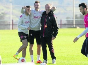 Álex Menéndez, en el centro, bromea durante un entrenamiento con Juan Mera y el preparador físico, Gerardo Ruiz. :: P. CITOULA/