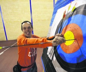 Alberto López recoge las flechas tras una serie de disparos. :: MARIETA/