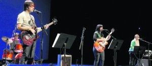 Petit Pop se subió ayer a las tablas del Teatro Jovellanos con su 'Pop piquiñín'. ::
JOAQUÍN PAÑEDA/