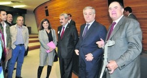 Los eurodiputados socialistas María Muñiz de Urquiza y Antonio Masip acompañan al comisario Tajani y al consejero Graciano Torre durante una visita de los trabajadores de Tenneco a Bruselas. ::
E. C./