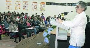 La consejera de Educación, Ana González, en la apertura del curso escolar en el IES de Navia. :: LUIS SEVILLA/