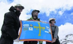 Dawa Tshiri, Indalecio Blanco y Rosa Fernández posan con la bandera de Asturias en el lugar en el que pusieron punto final a su aventura en el Aconcagua, a 5.500 metros de altitud. :: R. F./