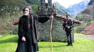 Ánxel Nava, caracterizado como el bardu errante, pronunció su pregón ante la capilla, acompañado a la gaita por Xuacu Amieva. ::
N. A./