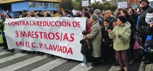 La comunidad educativa del gijonés Colegio Público Laviada cortó ayer la avenida de Carlos Marx. :: JOAQUÍN BILBAO/