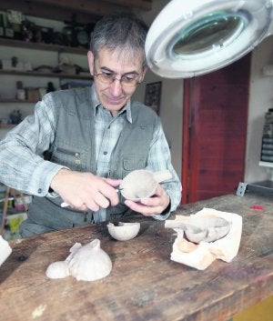 Joaquín Hernández, de Tragaluz, en su taller de Siero. :: PABLO NOSTI/