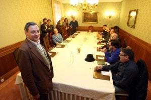 Juan Gona, en primer plano, y de izquierda a derecha, Luis Cruz, Miguel Rojo. Lucía Falcón, Lola Lucio, Javier Gámez, Paz de Alvear, Alberto Piquero, siguiendo en la fila de la derecha, Diego Medrano, Luis Mugueta, Manuel Gracia, José Luis Prado, Pelayo Fueyo y Fulgencio Argüelles. :: ÁLEX PIÑA/
