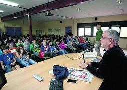 Juan Ramón Lucas responde a los alumnos del IESO El Sueve de Arriondas