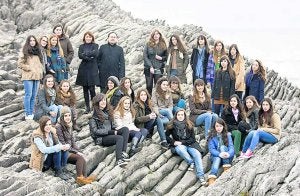 Las integrantes del coro Aurum de El León de Oro posan junto al mar, en Luanco. :: LVA/