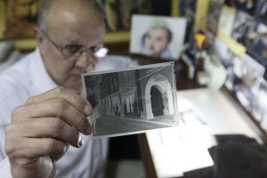 El fotógrafo Nardo Villaboy enseña uno de los negativos comprados a la familia de Espolita. :: MARIETA/