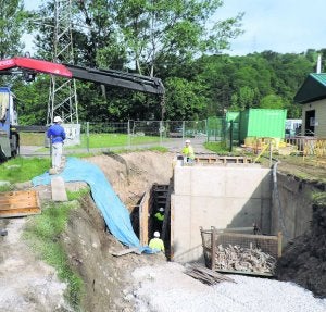 Operarios trabajando en el sistema de bombeo. :: N. A./