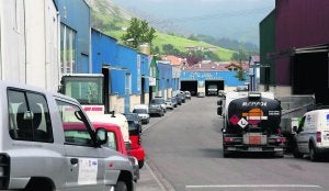 Los vehículos de los trabajadores y usuarios invaden las aceras para estacionar. :: N. ACEBAL/