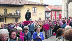 Cerca de medio millar de personas participaron en la procesión de Santa Rita por las calles del casco histórico de la villa de Llanes. :: G. F. B./