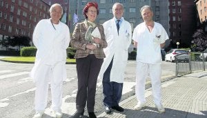 Benigno Díaz, Amelia Cachero, Carlos Suárez y José Álvarez Areces, ante el viejo HUCA. :: MARIO ROJAS/