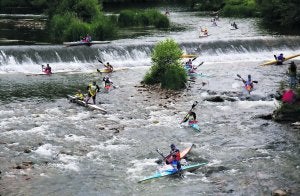 Varias de las embarcaciones participantes en el descenso, rebasando la presa de Soto de Dueñas. ::
N. A./