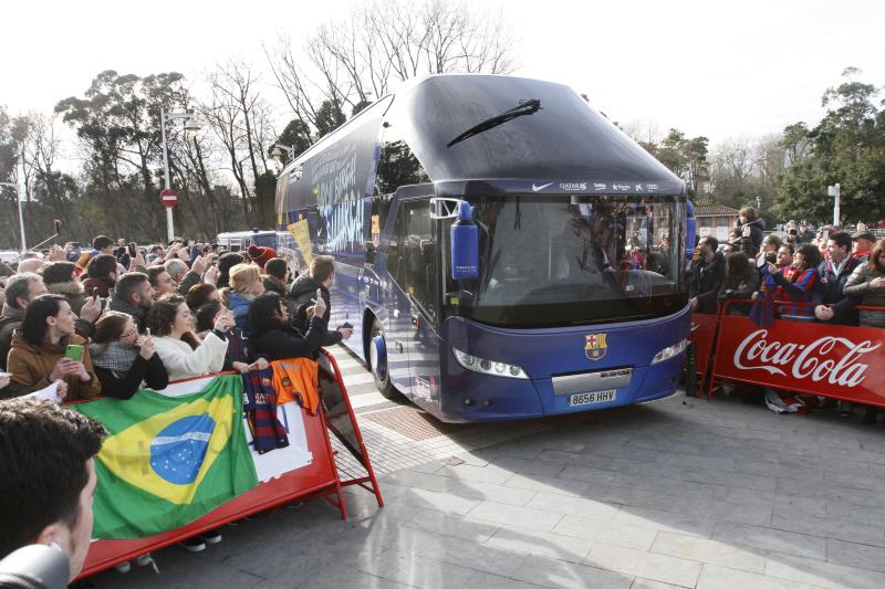La afición azulgrana acompaña al equipo por Gijón
