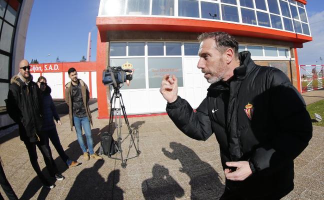 Falo Castro, hermano de Quini, recuerda ayer a 'El Brujo' en la Escuela de Fútbol de Mareo, donde mantuvo una charla con el vicepresidente de la entidad, Javier Martínez./A. G.