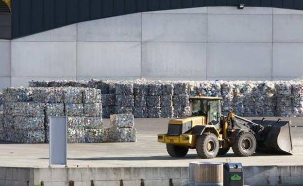 Baja El Reciclaje De Envases Y Vidrio El Comercio