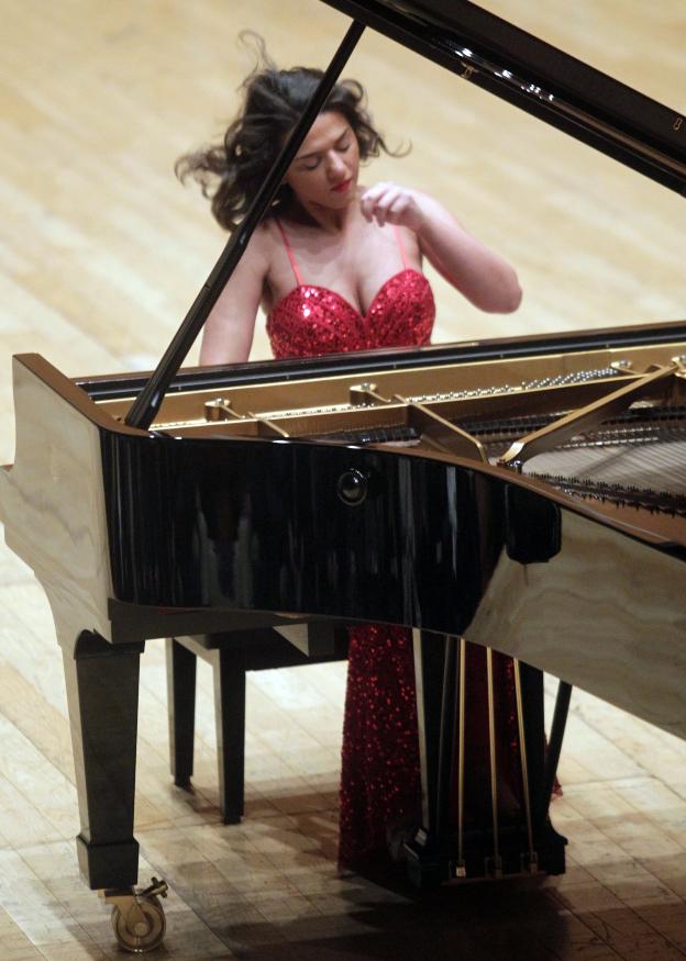 Khatia Buniatishvili, ante el piano, en Oviedo. / MARIO ROJAS