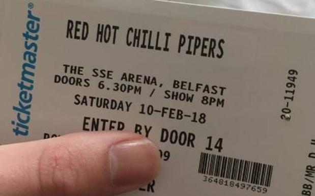 Regala A Su Novia Unas Entradas Para Los Red Hot Chili Peppers Y Acaban Viendo A Unos Gaiteros El Comercio