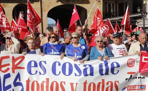 Los manifestantes, con banderas y pancartas en la plaza Mayor de Gijón. 