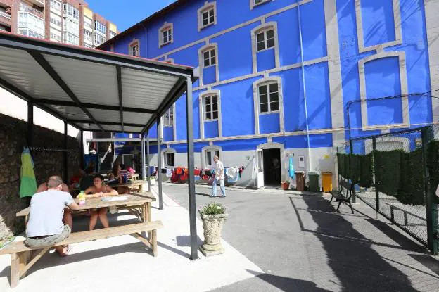 Peregrinos disfrutando del patio del albergue Pedro Solís que gestiona la Asociación Astur-Galaica de Santiago Apóstol
