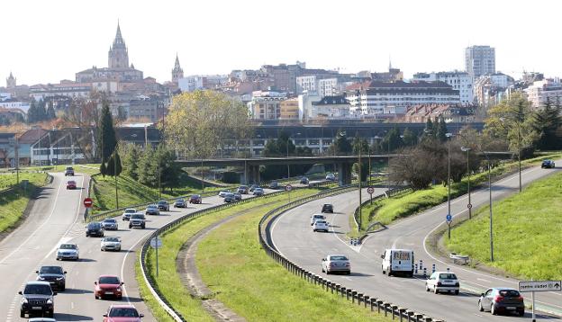 La entrada a Oviedo por la A-66, donde el proyecto del Bulevar de Santullano prevé un estacionamiento y un intercambiador de transporte. / ÁLEX PIÑA