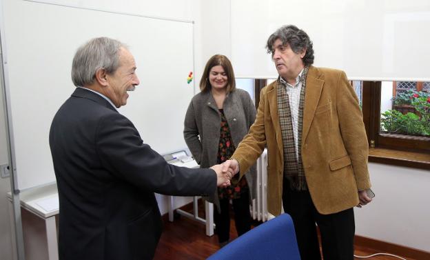 El alcalde saluda a Felipe Díaz-Miranda, nuevo presidente de la SOF, en presencia de Andrea Álvarez. / A. P.
