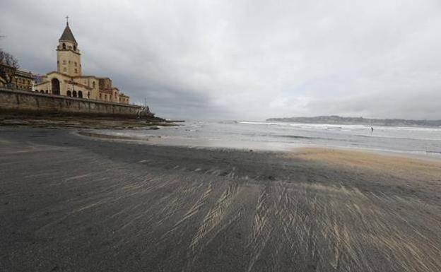 El Colegio de Geólogos pide ampliar el estudio del carbón de la playa