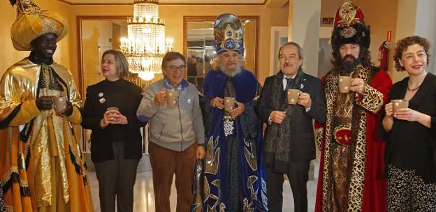 .Baltasar, Ana Taboada, Roberto Sánchez Ramos, Melchor, Wenceslao López, Baltasar y Cristina Pontón brindan en el Campoamor / MARIO ROJAS