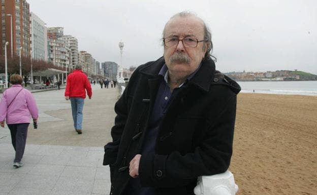 Juan Cueto Alas, escritor y periodista, en el Muro de San Lorenzo en Gijón. /Paloma Ucha.