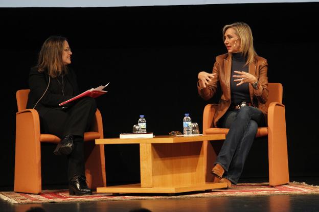 María de Álvaro y Marta Robles, en las Tertulias del Campoamor. / MARIO ROJAS
