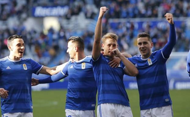 Los jugadores del Real Oviedo celebran el tanto de Carlos Hernández. /PABLO LORENZANA.