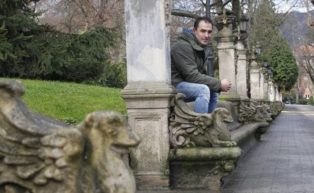 El Bombé. David González Codón, en uno de los bancos de piedra del Paseo del Bombé.