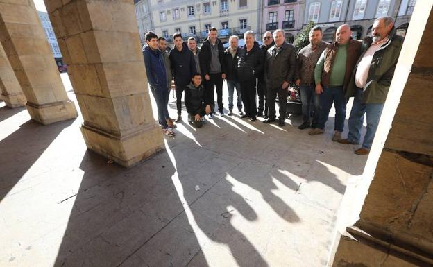Miembros de la Asociación de Feriantes de Asturias, esta mañana ante el Ayuntamiento de Avilés / MARIETA