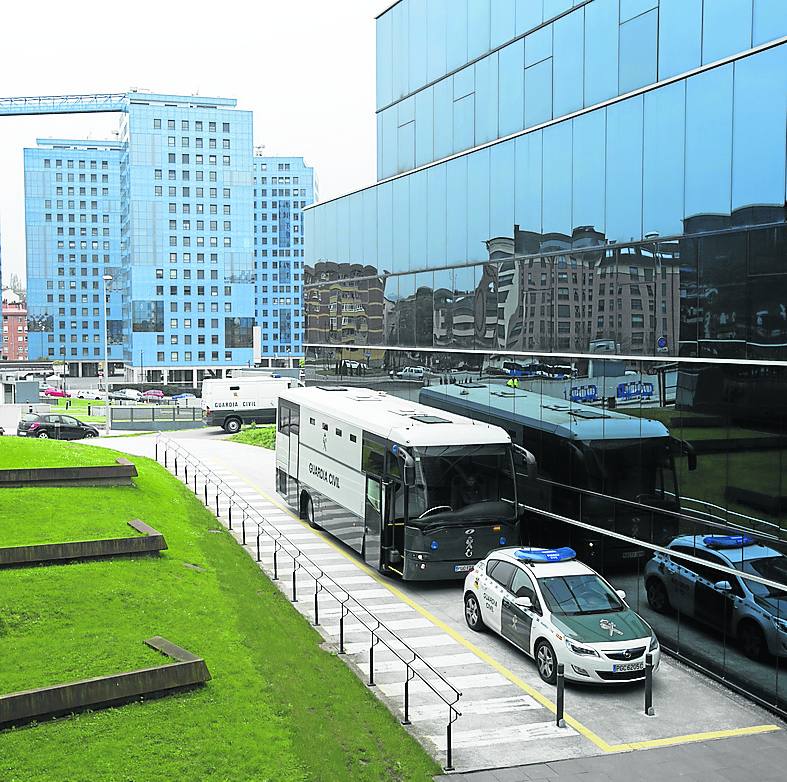 El autobús procedente de prisión, a las puertas del Hospital Central de Asturias (HUCA).