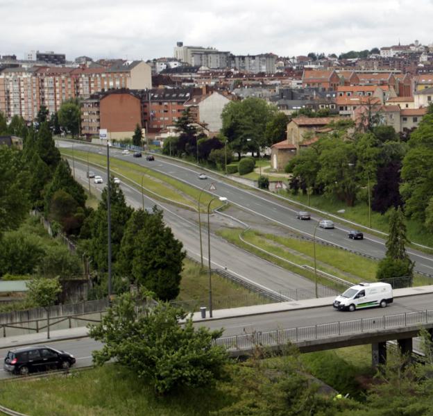 La entrada a Oviedo, pendiente de la obra del bulevar. /  M. R.