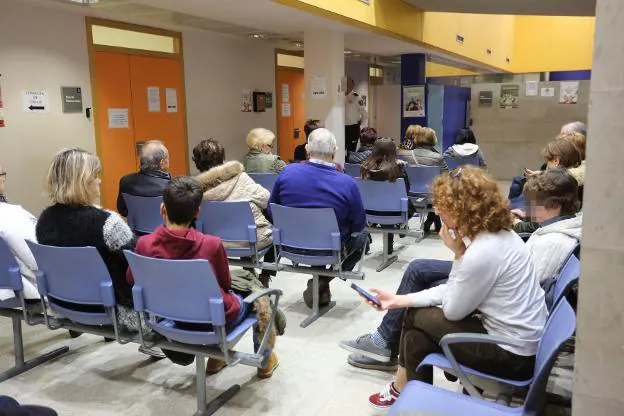 Sala de espera del área de urgencias en el centro de salud de Puerta la Villa, en Gijón. / PALOMA UCHA
