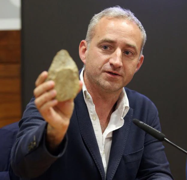 El arqueólogo Alfonso Fanjul muestra una de las piezas. / Á. PIÑA
