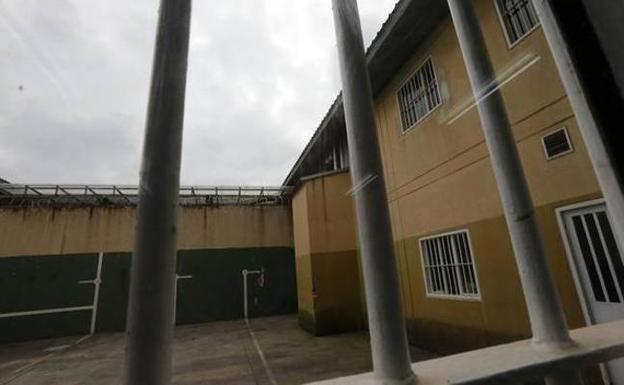 Un patio del centro penitenciario de Asturias. /Pablo Lorenzana